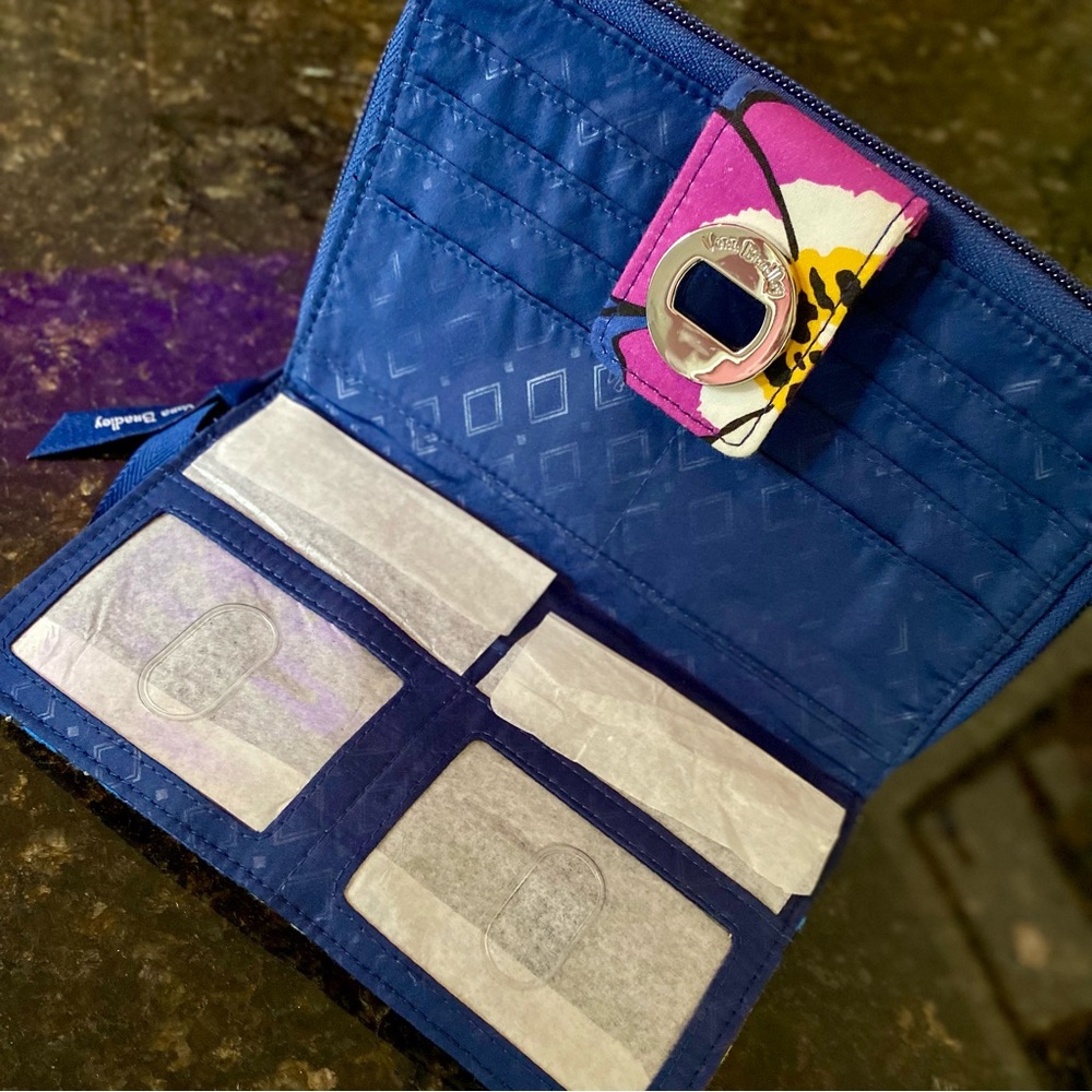 💢SOLD💢 Vera Bradley Turn Lock Wallet Full Zip African Violet - Picture 4 of 6